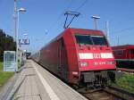 101 123-8 mit IC2239 Leipzig-Warnemnde kurz nach der Ankunft im Bahnhof Warnemnde(09.10.10)