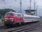 218 832-4 mit IC 1805 von Seebad Heringsdorf Richtung Kln Hbf bei der Einfahrt um 11.00 Uhr im Bahnhof Stralsund.(28.08.10)