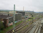 Blick von der Strassenbrücke auf das ehemalige Bw Saalfeld am 25.April 2022.Zu DDR-Zeiten hieß die Strassenbrücke Affenfelsen weil viele Eisenbahnfotografen die Dampflok`s im Bw