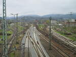 Blick von der Strassenbrücke in Saalfeld auf dem Bahnhof am 25.April 2022.