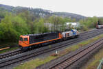 Hochbetrieb in Herdorf am 23 April 2025:  Nach getaner Arbeit fahren nun die beiden Loks der KSW (Kreisbahn Siegen-Wittgenstein) die KSW 43 (92 80 1273 018-2 D-KSW) die asymmetrische Vossloh G 2000 BB