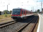 Einen kleinen Umweg legt 928 642 bei der Ausfahrt aus Pasewalk nach Lbeck am 31.Juli 2010 ein.