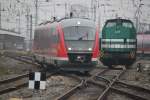 642 548-1 als RE 8 nach Wismar beim Rangieren im Rostocker Hbf.neben an stand 203 127-6 abgestellt.15.01.2016