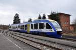 Am Bahnhof Aichach wartet der Alstom Coradia LINT 41 (VT 213) der Bayerischen Regiobahn auf Weiterfahrt am 01.03.2015, Paartalbahn (KBS 983) zwischen Augsburg und Ingolstadt.