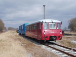 Die Ferkeltaxe 772 345-5 auf dem Putbuser Tankgleis am 24.Mrz 2016.