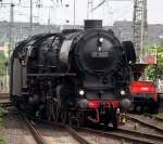 01 1066 mit Sonderzug UEF 98 von Emden nach Dsseldorf Hbf bei der Einfahrt im Hbf Dsseldorf.08.06.2013