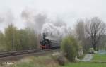 38 1301 beschleunigt ihren Sonderzug aus Linz nach Dresden bei Schönfeld zu Wiesau.