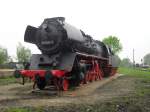 50 3521-7 steht vor dem Eisenbahnromantik-Hotel in Meyenburg im Hintergrund zusehen einige dnische Triebwagen(rechts)Aufgenommen am 13.05.10