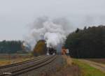 Mit Mächtig Dampf kam 52 8079 bei Oberteich vorbei mit dem Leerreisezug München - Glauchau.