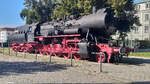 52 8034-2 als Denkmallok vorm Bahnhof Simbach am Inn. 07.10.23