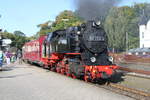 99 2324-4 mit MBB 14617 von Ostseebad Kühlungsborn West nach Bad Doberan bei der Einfahrt in Bad Doberan.03.10.2017