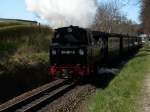 99 4801 verlie am 18.April 2009 mit ihren Personenzug Putbus-Ghren den Kreuzungsbahnhof Binz LB.