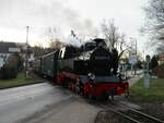 Wie Gut das der Rasende Roland nur 30km/h fährt,so konnte ich den Zug unterwegs noch einholen und die Einfahrt in Baabe,am 15.Januar 2023,fotografieren.