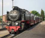 99 2324-4 steht mit MBB14617 von Ostseebad Khlungsborn West Richtung Bad Doberan kurz vor der Ausfahrt im Bahnhof Ostseebad Khlungsborn West(11.07.10)