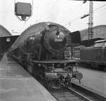23 049 (Bw Gießen) wartet in Frankfurt(M)Hbf mit ihrem N 1781 auf Ausfahrt 10.4.1965