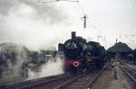 Die anlässlich ihrer Abschiedsfahrt mit der ursprünglichen Nummer 38 1772 versehene 038 772-0 setzt sich am 31.12.1974 im Badischen Bahnhof Basel vor ihren Sonderzug nach Tübingen, damals existierten noch die alten Hallen, die inzwischen durch gesichtslose Bahnsteigüberdachungen ersetzt wurden.