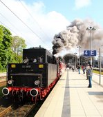 Mit einer stattlichen Rauchfahne zog die 50 3610 den Sonderzug nach Kappeln aus dem Kieler Hauptbahnhof und verabschiedete sich mit freundlichem Gruß....17.05.2012