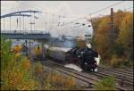 52 8134 mit einem Sonderzug, in dem auch Rheingold-Wagen eingestellt waren, bei der Durchfahrt von Kreuztal am 29.10.11.