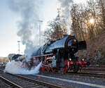 Die 52 1360-8 bzw. 52 360  (90 80 0052 360-9 D-HEV) vom Verein zur Förderung des Eisenbahnmuseums Vienenburg e.V. mit dem Dampfsonderzug der Eisenbahnfreunde Treysa e.V., am 03 Dezember 2016 im Bahnhof Westerburg (Ww).

Die Lok wurde 1943 von August Borsig Lokomotiv-Werke in Berlin unter der Fabriknummer 15457 gebaut. Sie ist noch eine der letzten drei Altbau 52er mit Generalreparierten Kessel der DR. Sie hat eine Leistung von 1.600 PS und schafft eine Höchstgeschwindigkeit von 80 km/h
