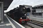 In Nrdlingen am Gleis 2 steht die 52 8168-8 mit einem Sonderzug. 11.10.2025