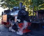 Die Gastlok 99 6101 der HSB an ihrem letzten Einsatztag bei der Selfkantbahn auf dem Bekohlungsgleis mit einem letzten Dampfwlkchen.