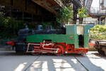 Die Normalspur-Dampflokomotive 46 der Völklinger Hütte (ehem. Röchling'schen Eisen- und Stahlwerke GmbH in Völklingen/Saar, ab 1982 ARBED-Saarstahl GmbH, ab 1986 Saarstahl Völklingen GmbH), eine Jung Hochofenlok niedriger Bauart, abgestellt mit einem offenen Roheisenpfannenwagen der Burbacher Hütte, hier am 01 Juli 2025 am Gelände Völklinger Hütte als Denkmal. Heutiger Eigentümer ist die Initiative Völklinger Hütte e.V..

1964 wurde die Lok Nr. 46 mit der Fabriknummer 13835 im Auftrag der Röchling'schen Eisen- und Stahlwerke als letzte rostgefeuerte Dampflok der Firma Arnold Jung, Lokomotivfabrik GmbH, in Jungenthal bei Kirchen an der Sieg gebaut und am 09.12.1964 geliefert. Einsatzgebiet war der Roheisentransport von den sechs Hochöfen zum Thomasstahlwerk, wobei die besonders beengten Verhältnisse auf der Völklinger Hütte eine besondere Bauform erforderten. Die Verbindung zwischen Eisenwerk und Stahlwerk war nur durch einen Tunnel möglich, da die Deutsche Bahn durch ihre Gleisanlagen die Hütte in zwei Bereiche teilt. Dieser Tunnel, der Roheisenkanal, ist so niedrig, dass die zweiachsige Lok nur eine Höhe von 2.640 mm über der Schienenoberkante und eine Breite von 2.450 mm aufweist. Die Loks 44 (11945/Baujahr 1953) und 45 (13240/Baujahr 1959), die nach vorliegenden Unterlagen technisch baugleich sind, wurden schon vorher (von der Arnold Jung GmbH an die Völklinger Hütte geliefert. 

Um speziell die Führerhausrückwand, die Lampen, aber auch die Kupplungselemente zwischen Lok und dem ersten Wagen vor flüssigen glühenden Spritzern von herabfallenden Roheisen zu schützen, erhielten die Lokomotiven ein nach hinten verlängertes Dach. Die Puffer wurden im Stahlwerk den dort vorhanden Roheisenpfannenwagen angepasst. Alte Jung Mitarbeiter berichten, an der Lok hätte man kaum was verdient, weil länst nicht mehr Dampflokteile ab Lager vorhanden waren umd z.T. mühsam und teuer beschafft werden musste.

Im Zuge der Modernisierung und Rationalisierung wurden die Roheisendampfloks 1981 nicht mehr benötigt. Während die Lokomotiven 44 und 45 an ein Museum im Ruhrgebiet verkauft wurden, gelangte die Lokomotive 46 als technisches Denkmal 1982 zur Universität Kaiserslautern. Diese schenkte die Lokomotive 46 der Initiative Völklinger Hütte, die sie mit Hilfe von Sponsoren am 9. Februar 1999 nach Völklingen zurückholte.

TECHNISCHE DATEN:
Baujahre: 1953,1959 und 1964
Gebaute Anzahl: 3
Spurweite: 	1.435 mm (Normalspur)
Achsformel: B
Länge: 7.600 mm
Achsabstand: 2.000 mm
Triebraddurchmesser: 1.000 mm (neu)
Breite: 2.450 mm
Höhe: 2.650 mm
Dienstgewicht: 26 t
Höchstgeschwindigkeit: k. A. 
Leistung: 250 PS
Zugkraft: 7,5 t
Zylinder: 2 Stück, Ø 380 mm x 500 mm Hub
Dampfdruck: 14 bar
Heizfläche: 58,92 m²
Rostfläche: 1,17 m²
Anzahl Siederohre: 178 Stück
Durchmesser Siederohre: 33/38 mm
Länge Siederohre: 2.540 mm
Wasservorrat: 2.500 l (2,5 m³)
Kohlenvorrat: 500 kg