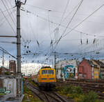 Nun schiebt die 111 059-2 (91 80 6111 059-2 D-DBMP) der DB InfraGO AG, ex DB Netz AG / DB Netz Instandhaltung – Fahrwegmessung am 21 Oktober 2025, den Messzug der DB Systemtechnik GmbH