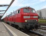 218 397-8+101 027-9 mit IC 2287 von Stralsund nach Hamburg Hbf kurz vor der Ausfahrt im Rostocker Hbf.26.08.2011