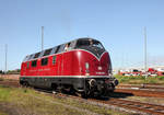     Nach der Abstellung des Wagenparks fuhr die V200 033 zur Tankstelle zum Tanken am 02.09.2017 im Bahnhof Cuxhaven.