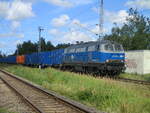 Am 05.August 2021 schob die EGP 225 802 den Containerzug von der Abzweigstelle Borchtitz in den Fährhafen Mukran.