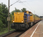 277 003-0 mit Leer-Holzzug von Stendal-Niedergrne nach Rostock-Bramow bei der Durchfahrt im Haltepunkt Rostock-Holbeinplatz.17.06.2016