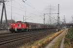 DB Cargo 295 043-4 kommt mit ein Paar Wagen am 15.12.2016 am Umspannwerk Dradenau vorbei.