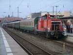 Das Dreibein 363 136-3 stellte den Sonderzug D 25791 nach Cottbus,am 12.Oktober 2013,an den Stralsunder Bahnsteig bereit.