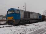 Am 10.Januar 2016 stand im winterlichen Bergen/Rügen die 272 201-5 mit einem Holzzug.