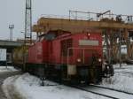 298 325-2 holte,am 14.Februar 2012,einen Tankcontainerwagen vom Anschlu Gasstation in Mukran ab.