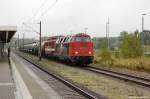 228 757-1 hat sich vor die 142 110-6 gesetzt und fhrt mit der 142 110-6 und dem Kesselzug aus Rathenow raus und fhrt dann nach Stendal weiter.