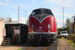 Ein Mitarbeiter der Eisenbahnfreunde Witten e.V hatte sich einen kleine Spass erlaubt, und die V200 033 kurzerhand mit de 220 043-4 versehen für die Fotografen.