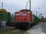 UEG 345 100-2 noch mit leeren Holzwagen,am 12.April 2012,auf der Ladestrae in Bergen/Rgen.