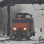 die V60 der Firma Rostocker Fracht-und Fischereihafen GmbH beim Rangieren am 09.12.2012 im Bahnof Rostock-Bramow