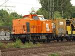BBL Logistik GmbH Lok 12/ 203 156-5(LEW 1972/13535,V100.1,1305 kW,ex ALS 203 496, DR 202 496)dieselt mit einem Bauzug durch Hamburg-Harburg. 19.08.2011(üaVinG)