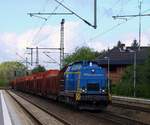 MWB V 1702 oder 1 203 103-7 (1305kW) dieselt hier mit dem gut 24 Stunden verspäteten Holzzug aus Jübek am 02.10.2014 durch Schleswig.