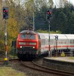 br-1-218-v-164-db/561550/db-218-386-1-mit-schwesterlok-und DB 218 386-1 mit Schwesterlok und IC bei der Einfahrt in Husum am 19.10.2013