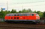 DB Fahrwegdienste 218 208-7 dieselt hier lautstark mit freundlichem Tf durch HH-Harburg. 28.06.2014