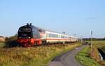 br-1-218-v-164-db/865068/der-ic-2310-nach-westerlandsylt-ist Der IC 2310 nach Westerland/Sylt ist am 15.10.2024 mit der schwarz-weißen 218 497 bespannt, hier bei der Ausfahrt aus dem Kreuzungsbahnhof Lehnshallig.