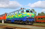DB Gastlok 218 443 in Tourisik-Lackierung zeigt sich in voller Schönheit im Bw Niebüll, 22.09.2025