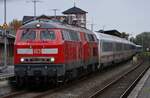 DB 218 385-3 REV/BCS X/02.09.25 + 218 322-6 REV/HB X/05.06.18, Verl/LHG 9/29.05.25, Verl/ANB/05.05.26 mit IC 2311/2313 Einfahrt Niebüll. 28.09.2025