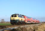 DB 218 330 schiebt ihren Doppelstockzug RE 11081 am Bü Triangel nach Husum, 1.4.2026