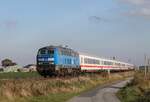 Die blaue PRESS 218 056 (218 454) beschleunigt lautstark den IC 2310 nach Westerland nach einem Kreuzungshalt im Betriebsbahnhof Lehnshallig 08.10.2021