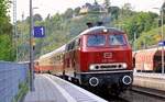 VEB 218 139-4 mit 2 AKE 1.Klasse Wagen und 4  roten Brummern  auf Überführungsfahrt festgehalten in Linz am Rhein.