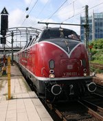 Die V200 033 mit dem Sonderzug aus Vienenburg hat Einfahrt in den Kieler Hauptbahnhof. 23.06.12